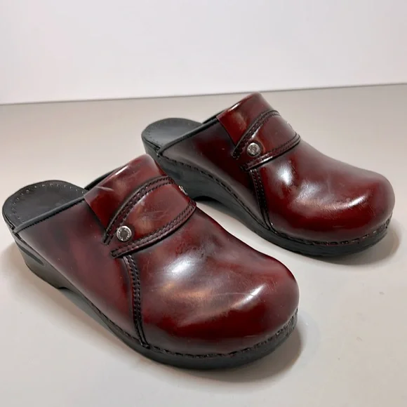 Dansko Deep Red sz 38 (8) Clogs Women’s - Picture 2 of 6